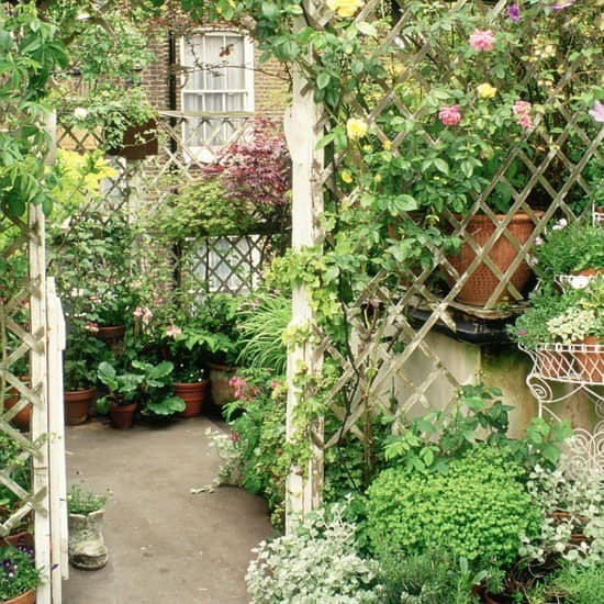 Ограда-сетка для уголка отдыха в маленьком саду
