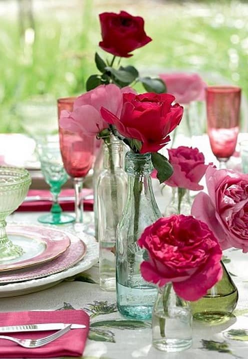 Украшение стола на пикнике - розы в бутылках