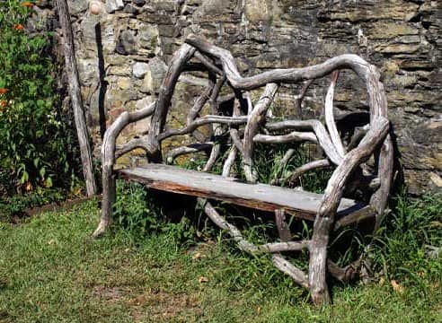 Функциональный рутарий: скамейка из корней и коряг