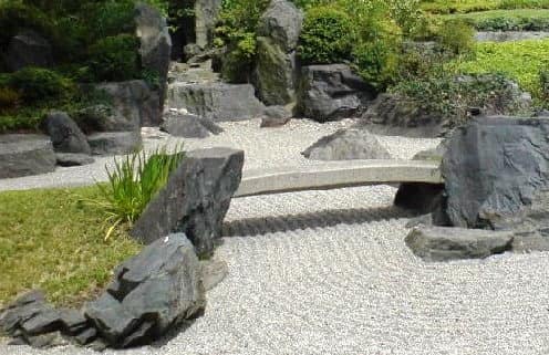 Символический мост в японском саду камней