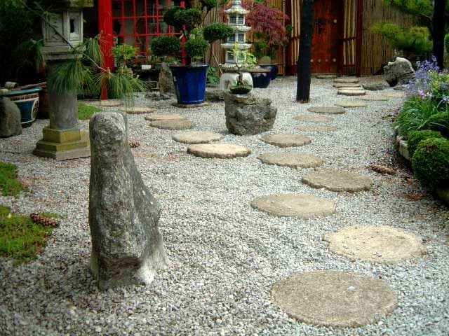 Дорожка из плоских камней в японском саду