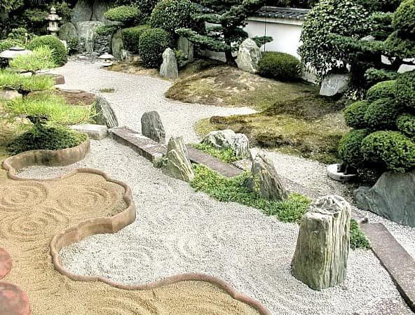 Песок - символ воды в японском саду камней