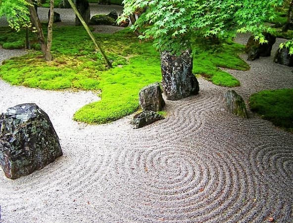 Узоры на песке в японском саду камней