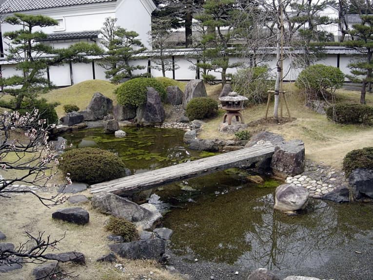 Мост и водоем в японском саду камней