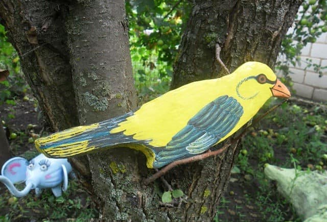 Птица для декора дерева, выполненная из плоского куска пенопласта