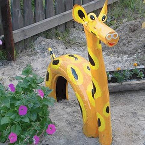 Забавный жираф из автомобильной шины и деревянного бруска