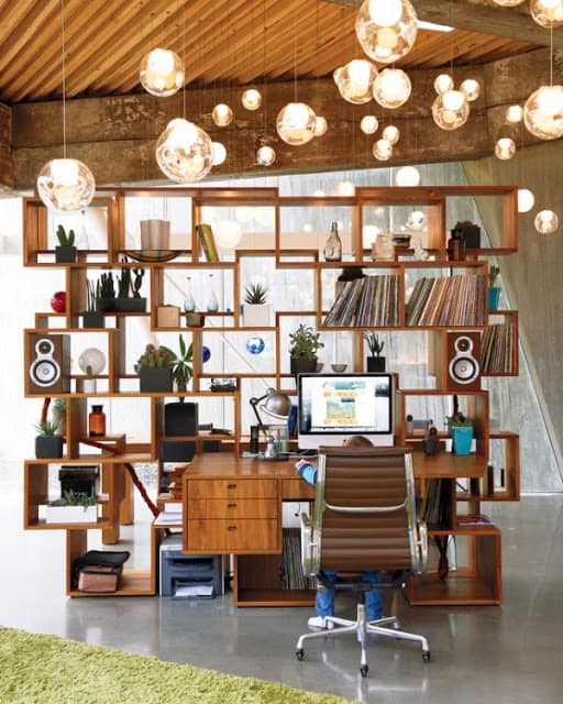 Рабочий кабинет в стиле максимализма перенасыщен объектами и цветами
