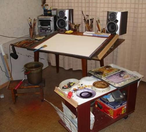 Рабочий стол в домашней мастерской художника
