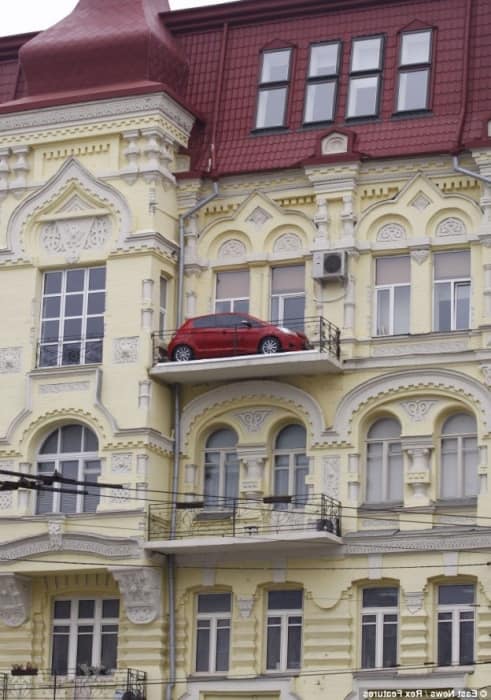 Наверное создатель балкона с функцией гаража жил в Одессе