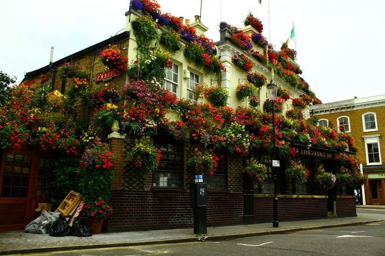 Архитектура и цветущий фасад лондонского паба