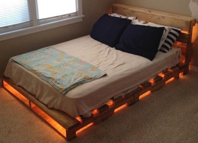 Из паллетов можно сделать уютную кровать для загородного домика