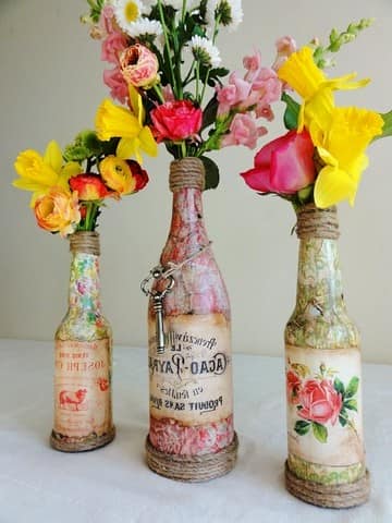 Красивые вазы из стеклянных бутылок, декорированные гофрированной бумагой