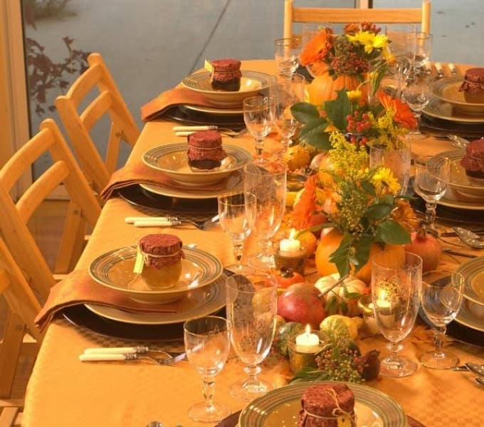 Осенний декор праздничного стола: скатерть и салфетки