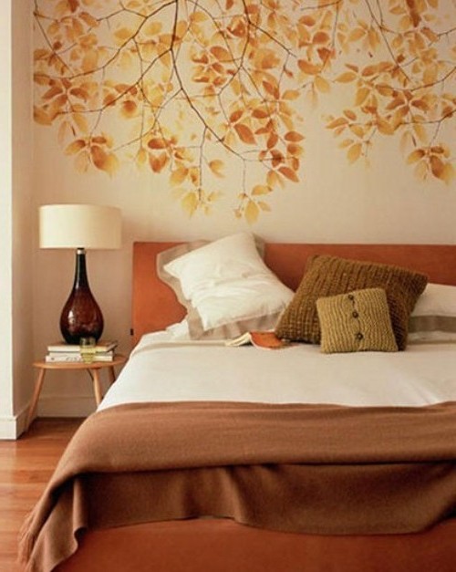 Узор из осенних листьев на стене в спальне