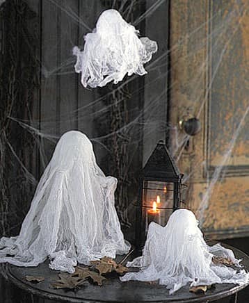 Привидения и паутина - мрачный декор дома