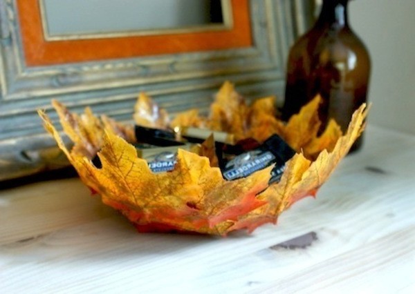 Осенние поделки: тарелка из кленовых листьев