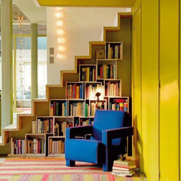 Домашняя библиотека под лестницей