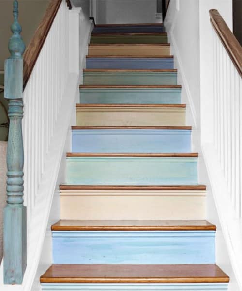 Ступеньки лестницы декорированные полосками