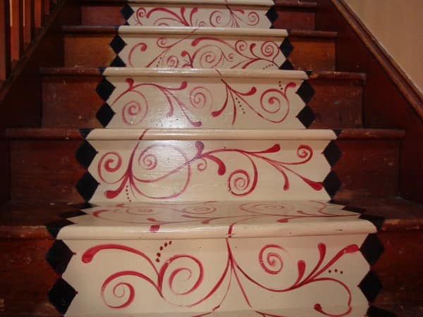 Художественная роспись на ступеньках лестницы