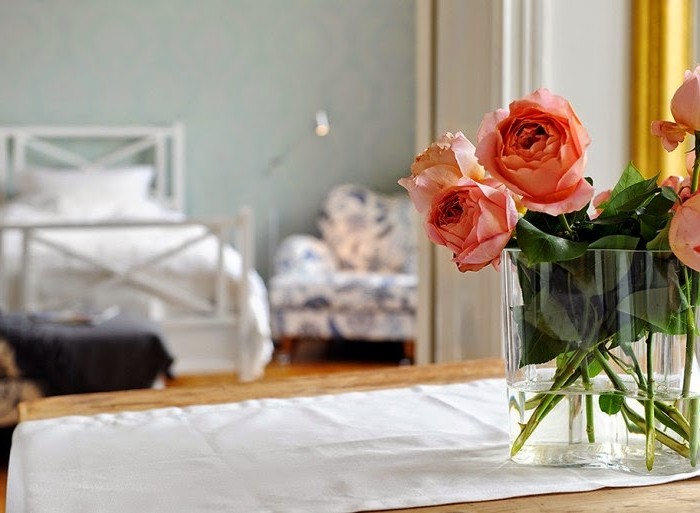 Свежесрезанные цветы в интерьере спальни