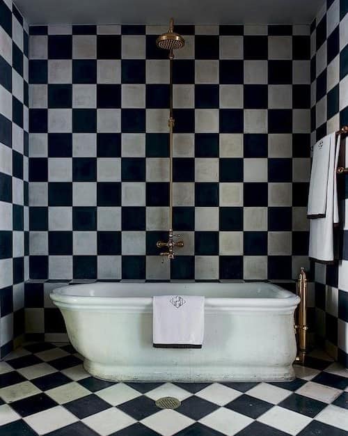 Черный цвет в интерьере маленькой ванной комнаты