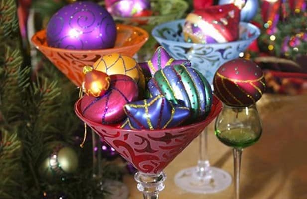 Елочные украшения в декоре новогоднего стола