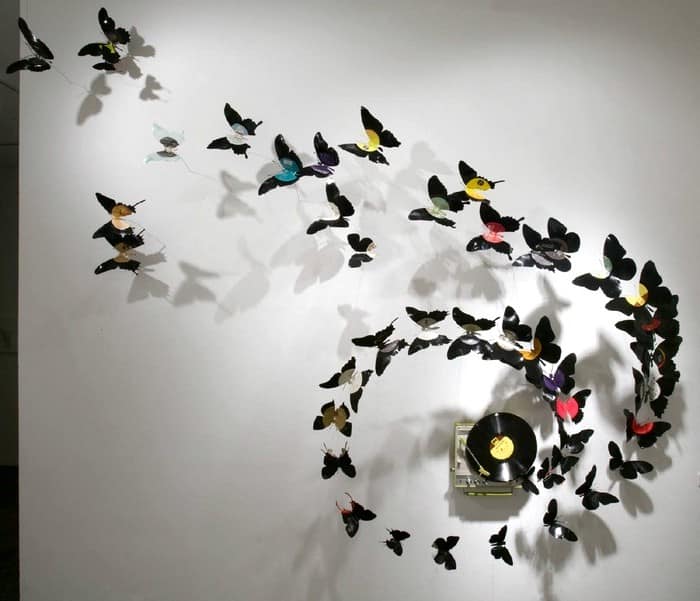 Бабочки из виниловых пластинок на стене