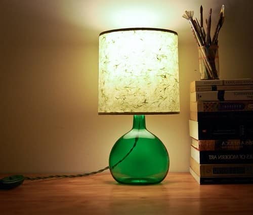 Лампа из стеклянных бутылок