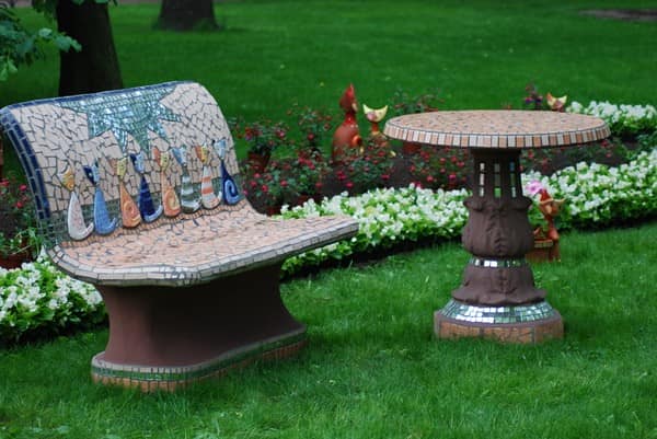 Декор садовой мебели мозаикой