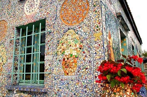 Мозаика на стене фасада дачного домика