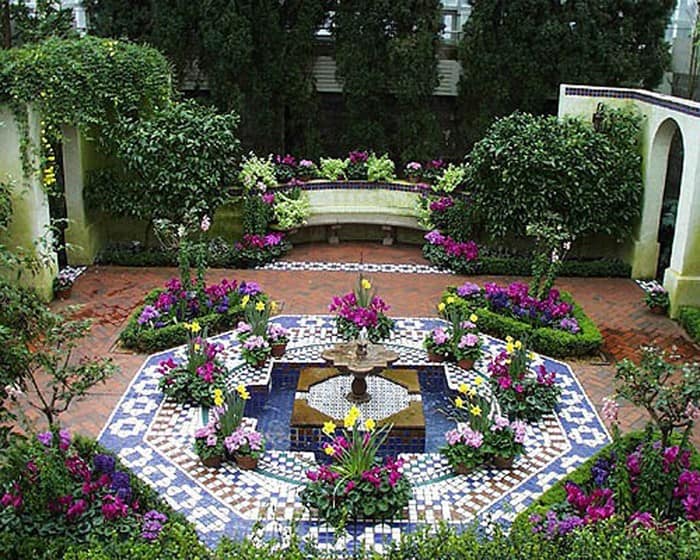Мозаика в декоре садового фонтана