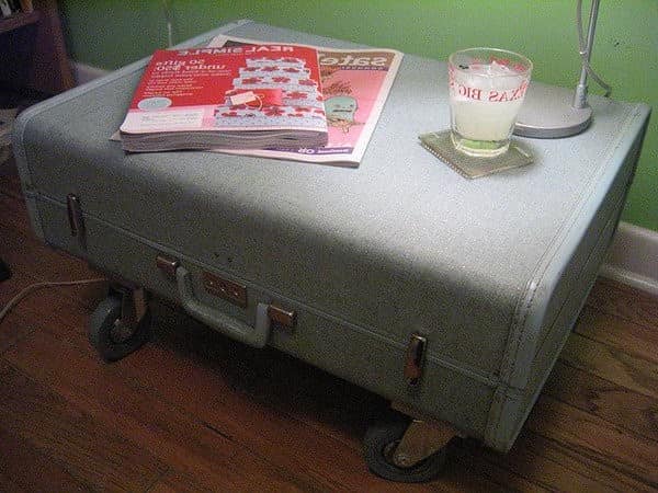 Прикроватный столик из чемодана