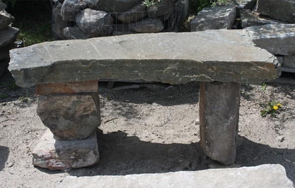 Сдовая скамейка из камня