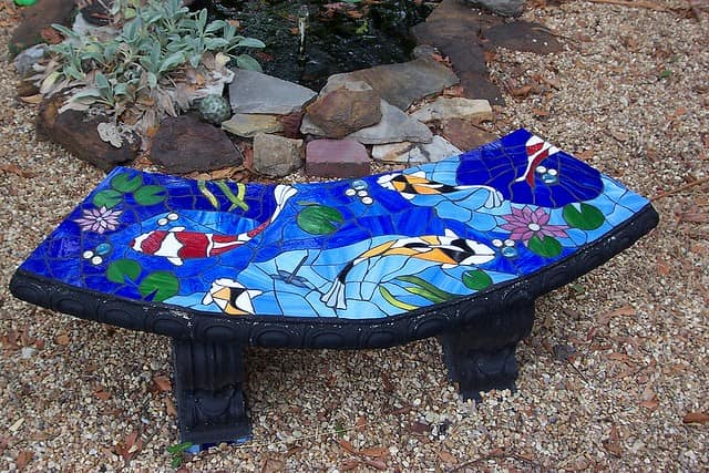 Садовая скамейка с мозаикой
