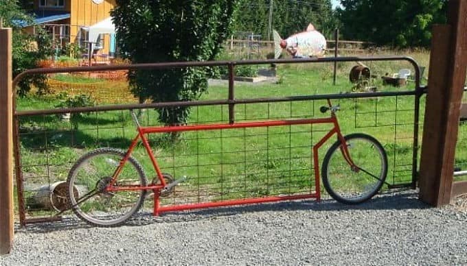 Ворота со старым велосипедом