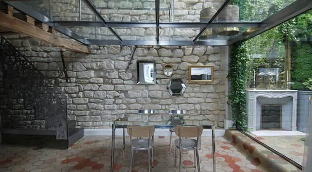 Старинная стена из изестняка в интерьере современного французского дома