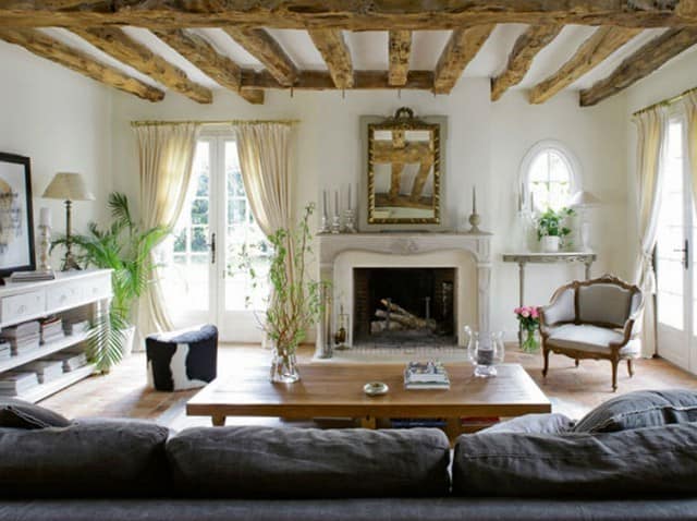 Интерьер гостиной в традиционном французском доме