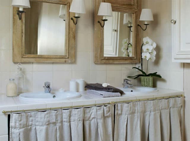 Интерьер ванной комнаты в традиционном французском доме