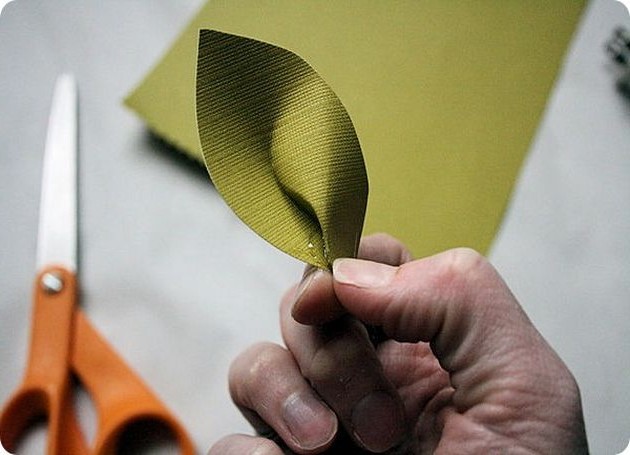 Листочек для осеннего цветка в технике квиллинг