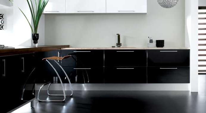 Черная мебель в интерьере кухни