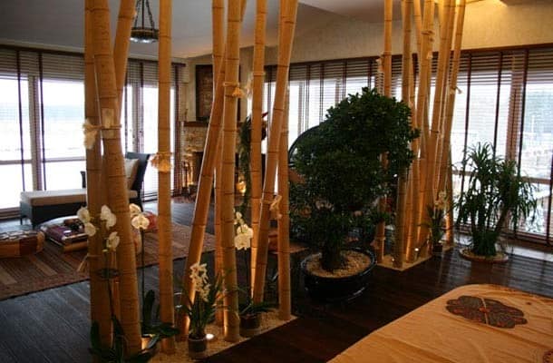 Стволы бамбука в интерьере
