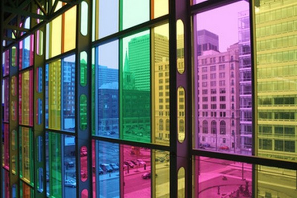 Цветные стекла на окнах