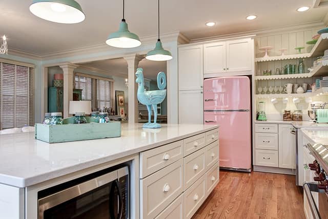 Холодильник нежно-розового цвета в интерьере кухни