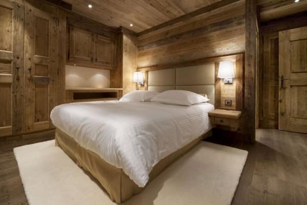 Мебель для спальни в деревянном доме