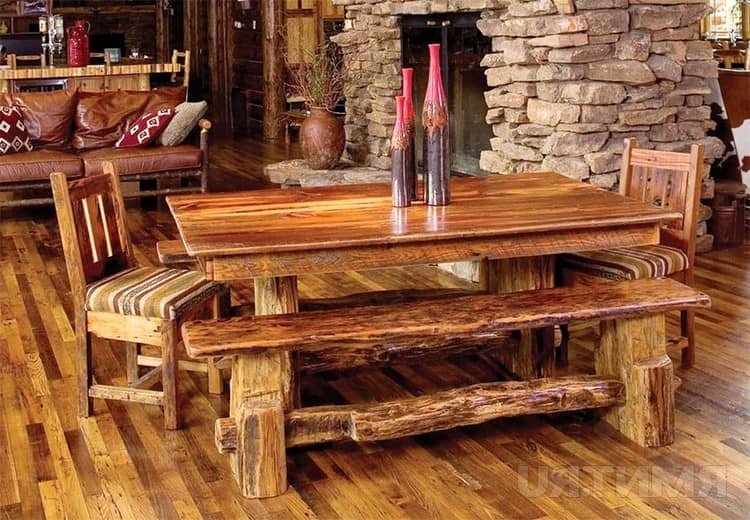 Деревянный стол и лавки из бревен в интерьере загородного дома
