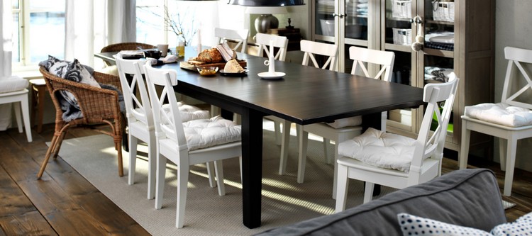 Белые деревянные стулья в сочетании с черным столом на кухне