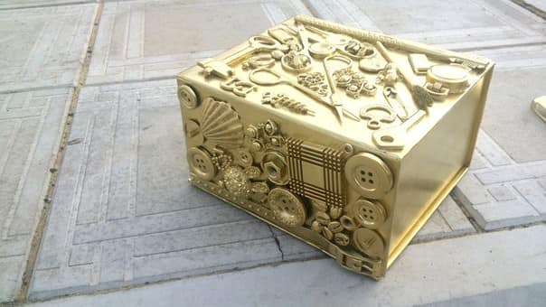 Декор картонной коробки пуговицами