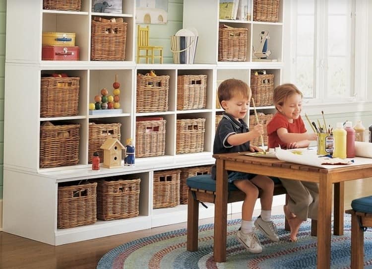 Квадратные корзины в интерьерах детских комнат