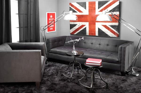 Картина с британским флагом над диваном в гостиной