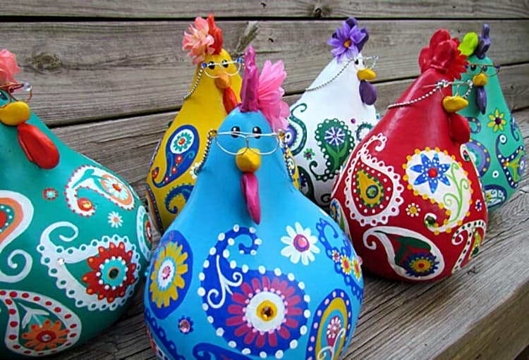 Яркие и стильные курицы и петухи из тыквы - идея осеннего декора сада
